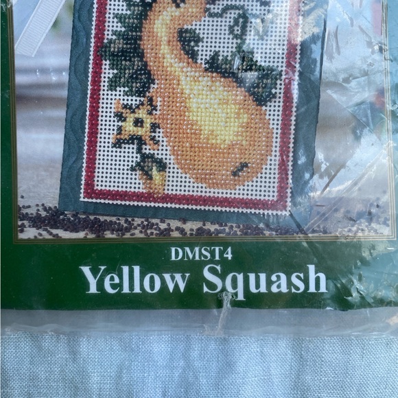 NWT Mill Hill Debbie Mumm DMST4 Yellow Squash seed tag cross stitch kit - Picture 4 of 10